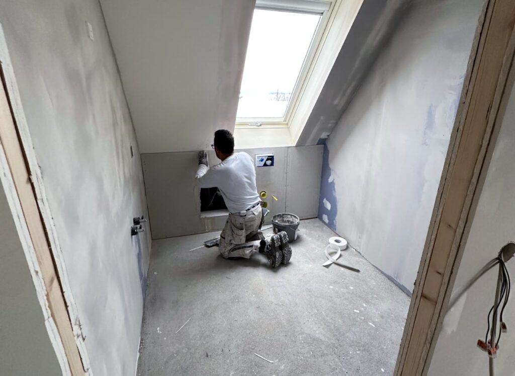 Renovering af loft og vægge med malerarbejde i et stueetageværelse.