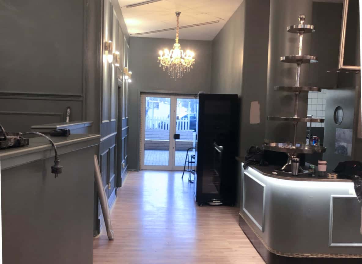 Fuldindret billede af et indbydende malerprojekt med elegant vægfarve og moderne indretning i hjemmet.