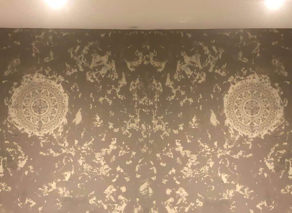 Elegant vægdekoration med vintage mønstre og kunstnerisk mønsterdesign, perfekt til hjemmet.